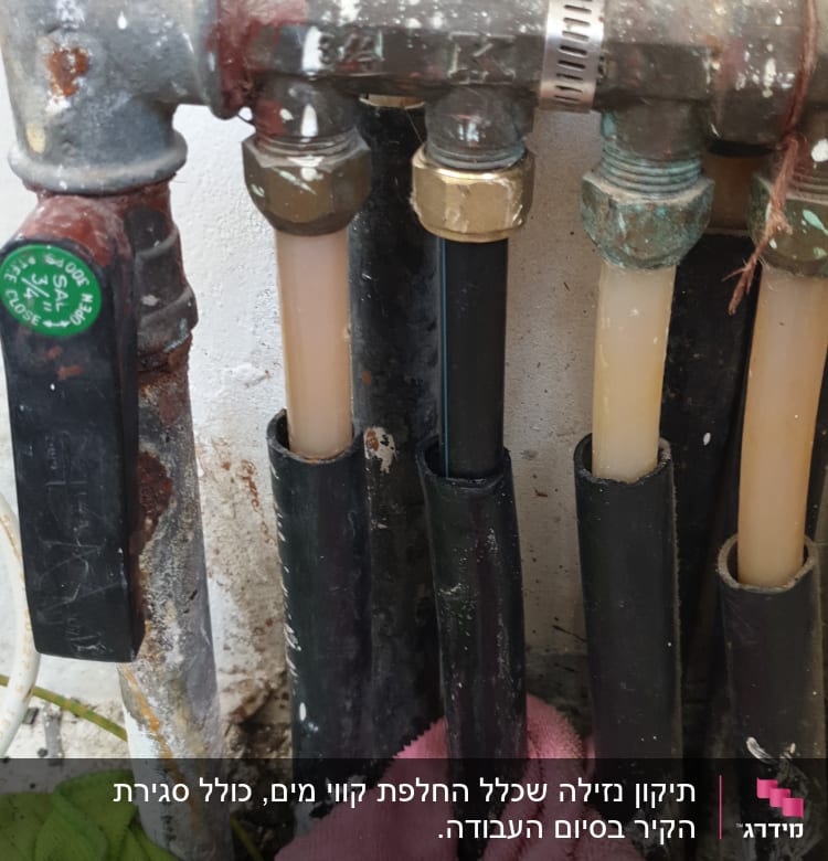 צינורות מים עם ברזים ומחברים חלודים